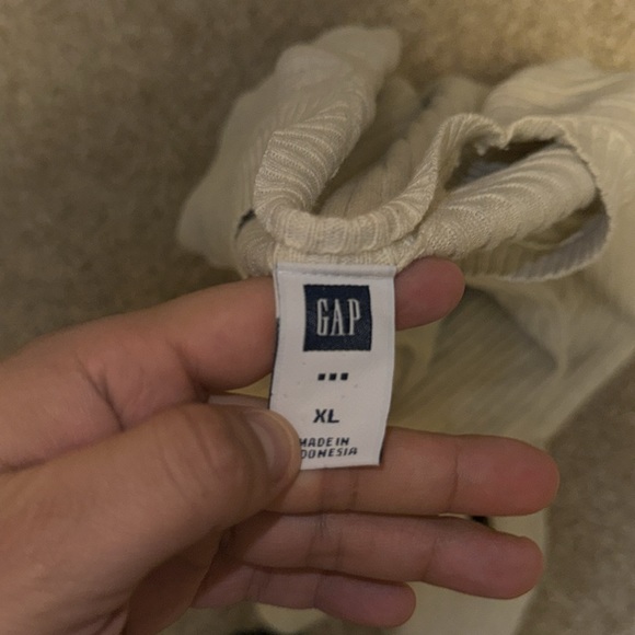 GAP Womans Sweater + Free Gift (USED) - Picture 2 of 2